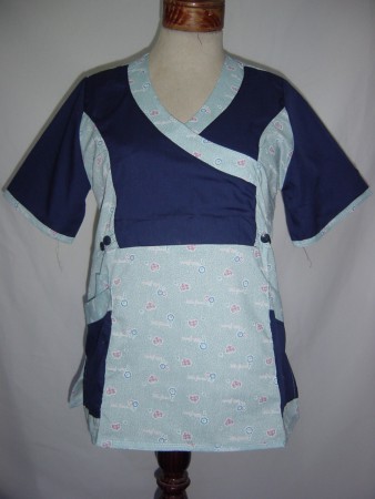 CODIGO UC000295 DELANTAL MODELO BOTONES AZUL MARINO CON ESTAMPADO